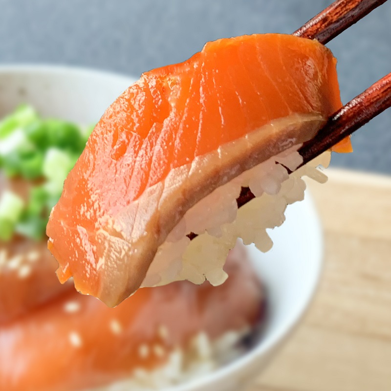 満セットに入ったサーモン漬け丼の持ち上げ画像