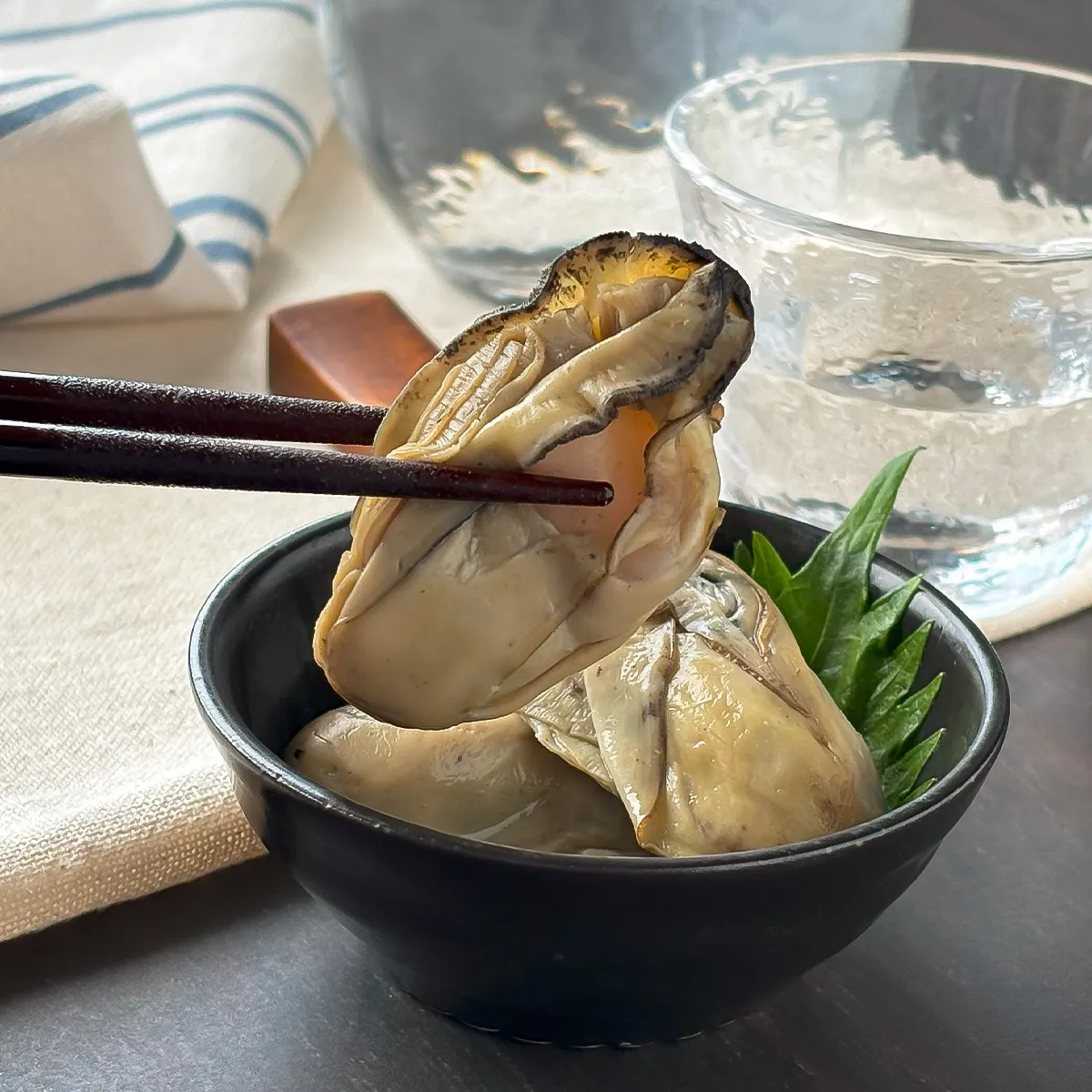 かき燻製の箸持ち上げイメージ画像