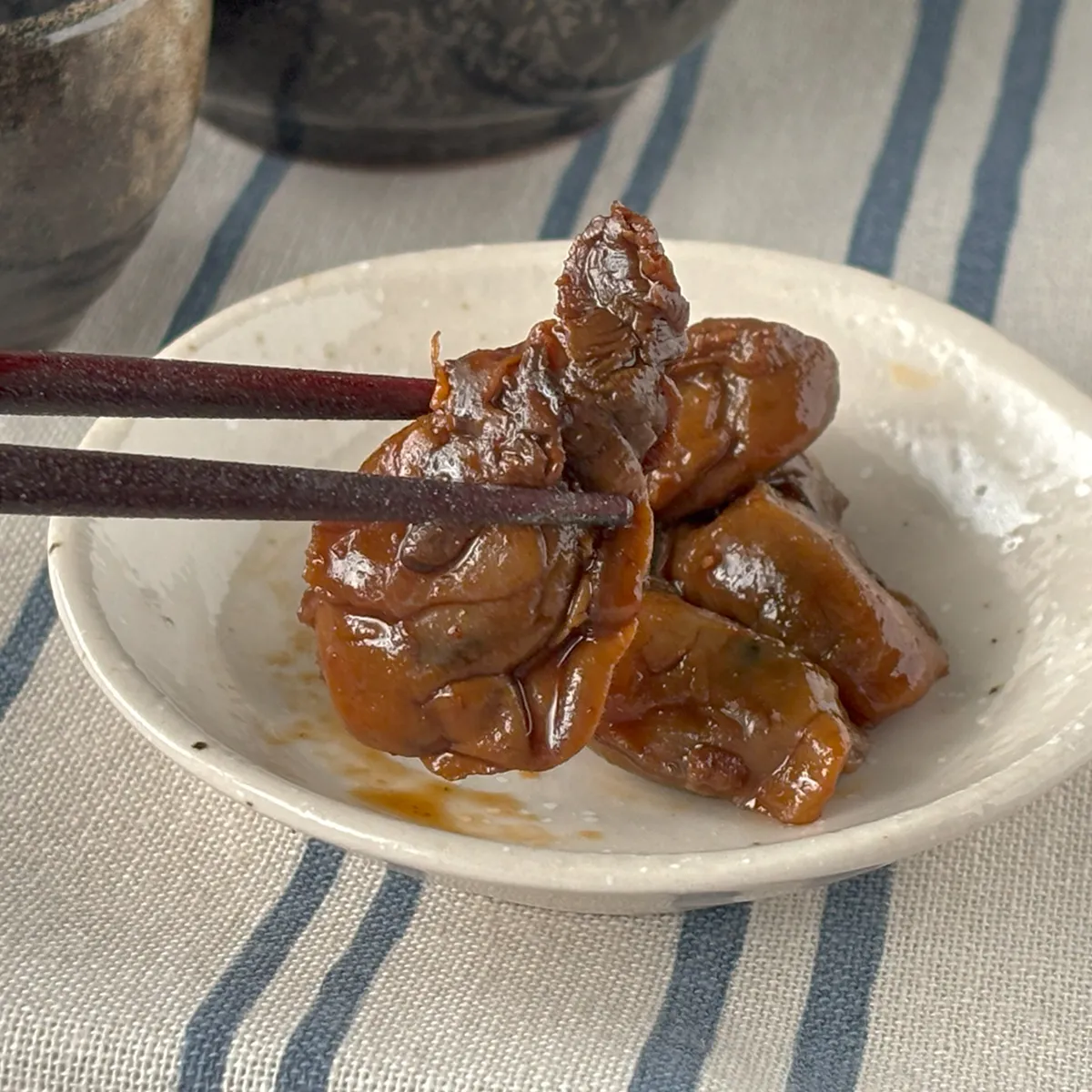 かき佃煮の箸での持ち上げ画像