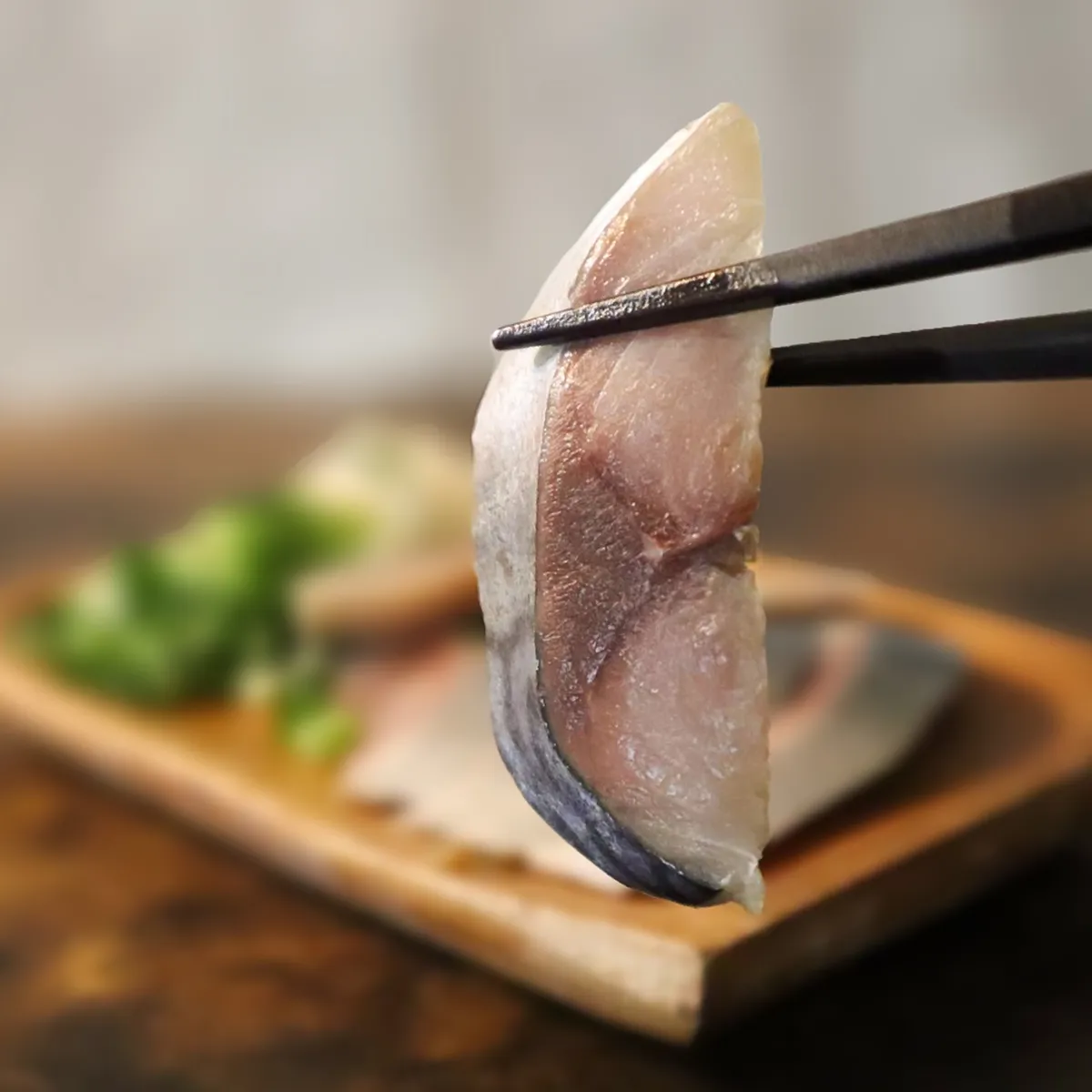 金華さば生ハム燻製の箸持ち上げイメージ画像